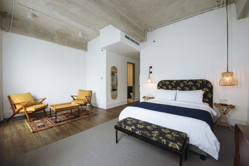 Kamar penginapan Suite Superior di Hotel Monopoli Jakarta Selatan.